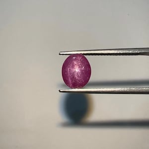 Cabochon di rubino stellato 100% naturale, 8,5 x 7 mm, 3,80 ct. Design geometrici, rubino stellato rosa, cabochon con filo metallico, rubino stellato per gioielli in argento