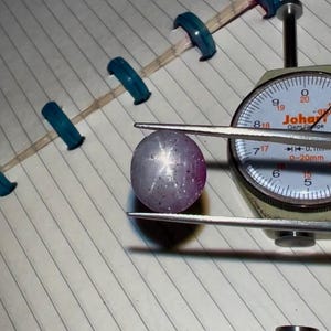 Sällsynt Bio Stjärnrubin Cabochon Obehandlad Stjärnrubin Lös Ädelsten Bi Dubbelfärgad Rubin Rosa & Vit Stjärncabochon Oval 13,5 x 12 MM 15,10 Cts