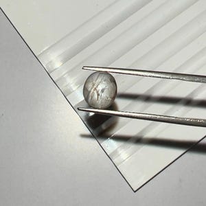 Geometrische ster robijn losse cabochon edelsteen ovale vorm 8,5 x 7,5 mm 3,30 kts. Klein formaat onbehandelde witte ster cabochon losse edelsteen sieraden