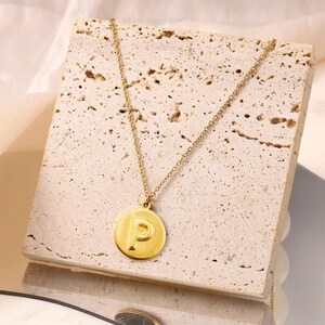 Collar con inicial de moneda, colgante de letra pulida en oro, regalo para el Día de la Madre, dije de letra, regalos de aniversario, collares para mujeres, regalos para damas de honor.