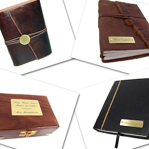 May include: Four different leather-bound journals with personalized brass plates. The journals are brown, black, and dark brown. The plates have different inscriptions, including "Mein Tagebuch", "Rip Herrn Russo", "Meine Rezepte", and "Max Mustermann".