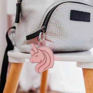 Porte-clés personnalisé Licorne - Superposition | Étiquette pour sac en acrylique | Porte-clés tricolore | Porte-clés prénom cartable