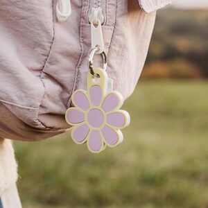 Porte-clés personnalisé fleurs - Superposition | Étiquette pour sac en acrylique | Porte-clés tricolore | Porte-clés prénom cartable