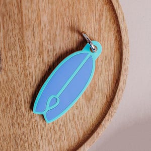 Porte-clés personnalisé pour planche de surf - Superposition | Étiquette pour sac en acrylique | Porte-clés tricolore | Porte-clés prénom cartable
