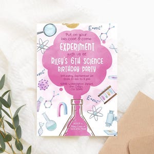 Pode incluir: Convite para uma festa de aniversário de temática científica em rosa e branco com um béquer, tubos de ensaio e um microscópio. O convite diz "Vista seu jaleco de laboratório e venha experimentar conosco na festa de aniversário de ciências de Riley, de 6 anos".