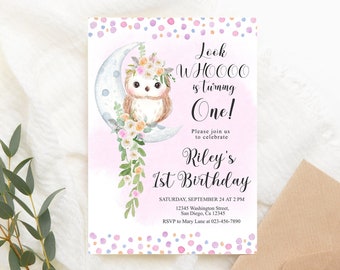 Könnte beinhalten: Rosa-blaue Geburtstagseinladung mit einer Aquarell-Illustration eines Eulen, das eine Blumenkrone trägt und auf einem Halbmond sitzt. Der Text lautet "Look WHOOOO is turning One!" und enthält die Details der Geburtstagsfeier.