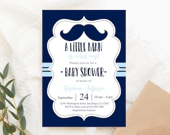 Puede incluir: Una invitación a una baby shower de color azul marino con un borde blanco y un diseño a rayas azul y blanco. La invitación presenta un bigote de dibujos animados sobre un fondo blanco y el texto "A Little Man is on his way!"  Por favor, únase a nosotros para una - BABY SHOWER - en honor a Stephanie Jeffersen Septiembre | 24 | 10 am - 4 pm 12345 Washington Street, San Diego, Ca 12345 RSVP a Mary Lane al 023-456-7890 Registrado en Amazon