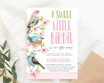 Puede incluir: Una invitación a una fiesta de bienvenida al bebé de color rosa y verde con una ilustración de acuarela de tres pájaros posados en una rama con flores rosas. El texto dice "A Sweet Little Birdie is on the way!" e incluye el nombre "Queenie Peterson", la fecha "September 24", la hora "4:00-8:00 PM", la dirección "12345 ABC Street, San Diego, Ca 12345", la información de RSVP "RSVP to Mary Lane at 023-456-7890" y la información de registro "Registered at BuybuyBaby".