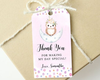 Peut inclure: Etiquette de remerciement rose avec une illustration aquarelle d'un hibou portant une couronne de fleurs assis sur une lune croissante. L'étiquette a un motif de confettis et le texte "Merci d'avoir rendu ma journée spéciale ! Avec amour, Samantha".