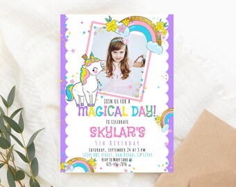 Könnte beinhalten: Eine lila und weiße Geburtstagseinladung mit einem Einhorn- und Regenbogen-Design. Die Einladung lautet: "Feiert mit uns einen magischen Tag! Zur Feier von Skylars 5. Geburtstag. Samstag, 24. September um 15:00 Uhr. 12345 ABC Street, San Diego, CP12345. RSVP an Mary Lane unter 023-456-7890."