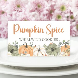 Może przedstawiać: Biała karta z tekstem "Pumpkin Spice" i "Whirlwind Cookies" w kolorze pomarańczowym. Karta jest ozdobiona akwarelową ilustracją dyni i jesiennych liści.