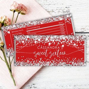 Op de afbeelding: Rode en zilveren chocoladeverpakking met de tekst "CASSANDRA'S sweet sixteen" en een voedingswaardetabel. De verpakking is versierd met zilveren glitter.