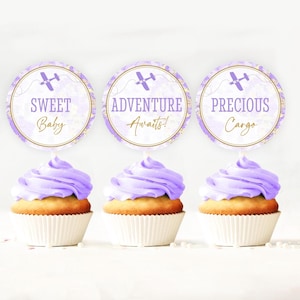 Cupcake de voyage modifiable, carte violette, aventure en attente, étiquette ronde, douche de bébé, décoration de fête d'anniversaire, téléchargement du modèle Corjl imprimable
