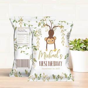Puede incluir: Bolsa de chips blanca con una ilustración de un mono y enredaderas verdes. La bolsa dice "Michael's First Birthday September 24, 2022".