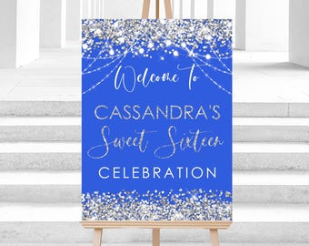 Könnte beinhalten: Blaues und silbernes Glitzer-Willkommens-Schild mit dem Text "Willkommen zu Cassandras Sweet Sixteen Celebration".