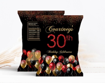 Puede incluir: Bolsa de chips negra y dorada con decoraciones de fiesta de cumpleaños número 30 en purpurina roja. La bolsa tiene una etiqueta que dice "Courtney's 30th Birthday Celebration".