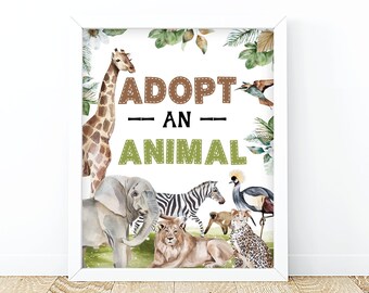 Könnte beinhalten: Ein weißer gerahmter Druck mit einem grünen und braunen Dschungel-Motiv. Der Druck sagt "Adoptiere ein Tier" mit einer Vielzahl von Tieren, darunter eine Giraffe, ein Elefant, ein Zebra, ein Löwe, ein Gepard und ein Vogel.