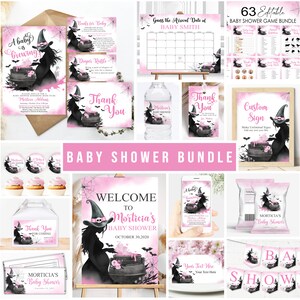 Puede incluir: Un paquete de imprimibles para una fiesta de baby shower con tem&aacute;tica de bruja, en rosa y negro. El paquete incluye invitaciones, tarjetas de agradecimiento, adornos para cupcakes, un letrero de bienvenida, un letrero personalizado, una etiqueta para botella de agua, una tarjeta de rifa de pa&ntilde;ales, un calendario para adivinar la fecha de llegada y una pancarta. El texto de la invitaci&oacute;n dice "Un beb&eacute; est&aacute; en camino".