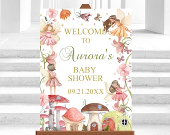 Può includere: Un cartello di benvenuto per la baby shower di Aurora con uno sfondo bianco e un tema fatato. Il cartello presenta cinque fate con ali rosa e gialle, fiori, funghi e stelle. Il testo "Benvenuti alla baby shower di Aurora" è in lettere dorate, e la data "09.21.20XX" è anche in lettere dorate.