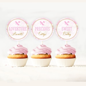 Toppers de cupcake de viagem rosa editáveis Etiquetas de lembrancinhas de chá de bebê mapa do mundo prateado Etiqueta de topper de cupcake de aventura PRINTABLE Corjl Template Digital
