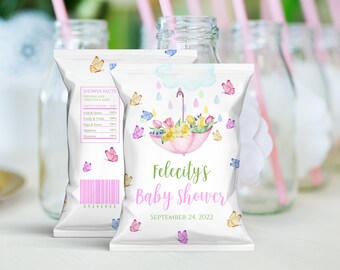 Może przedstawiać: Biały woreczek na chipsy z różowym parasolem ozdobionym kwiatami i motylami. Woreczek ma etykietę z napisem "Felecity's Baby Shower" i "September 24, 2022".