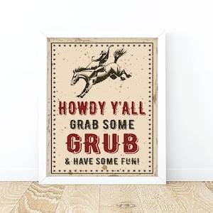 Könnte beinhalten: Ein Vintage-Poster mit einem Cowboy, der ein wildes Pferd reitet. Das Poster hat einen braunen Hintergrund mit rotem Text, der "Howdy Y'all Grab Some Grub & Have Some Fun!" lautet.