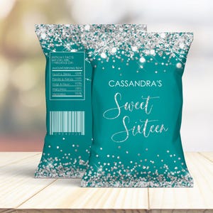 Puede incluir: Bolsa de chips azul turquesa con confeti de purpurina plateado y el texto "CASSANDRA'S Sweet Sixteen".