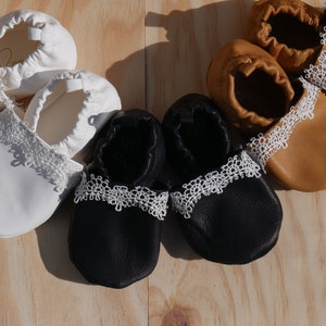 chaussons bébé cuir cérémonie baptême mariage dentelle fin souple léger fille blanc créatrice france image 1