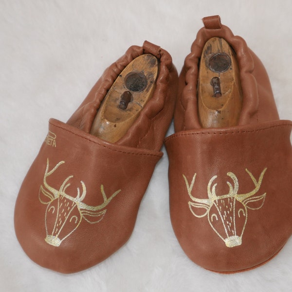 chaussons cuir écologique tannage végétal fabrication française peint à la main motif cerf