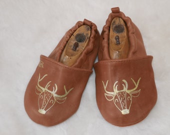 chaussons cuir écologique tannage végétal fabrication française peint à la main motif cerf