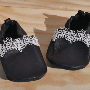 chaussons bébé cuir cérémonie baptême mariage dentelle fin souple léger fille blanc créatrice france Bleu Marine