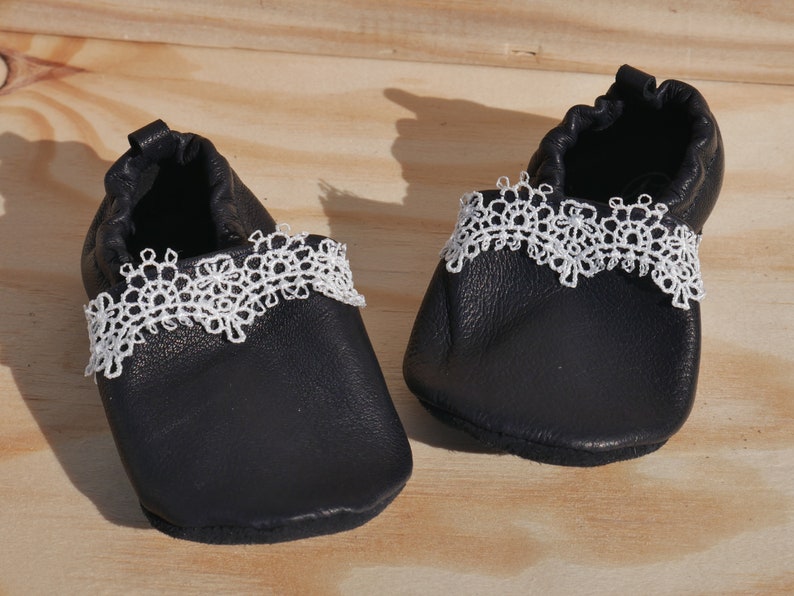 chaussons bébé cuir cérémonie baptême mariage dentelle fin souple léger fille blanc créatrice france Bleu Marine