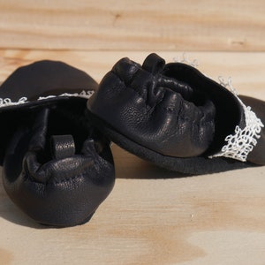 chaussons bébé cuir cérémonie baptême mariage dentelle fin souple léger fille blanc créatrice france image 4