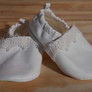 chaussons bébé cuir cérémonie baptême mariage dentelle fin souple léger fille blanc créatrice france Blanc Crème