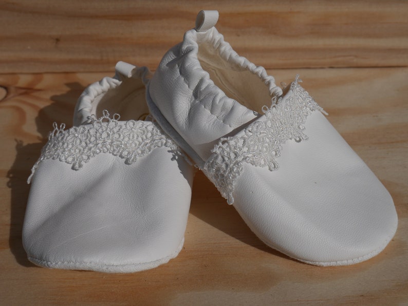 chaussons bébé cuir cérémonie baptême mariage dentelle fin souple léger fille blanc créatrice france image 5