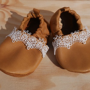 chaussons bébé cuir cérémonie baptême mariage dentelle fin souple léger fille blanc créatrice france image 6