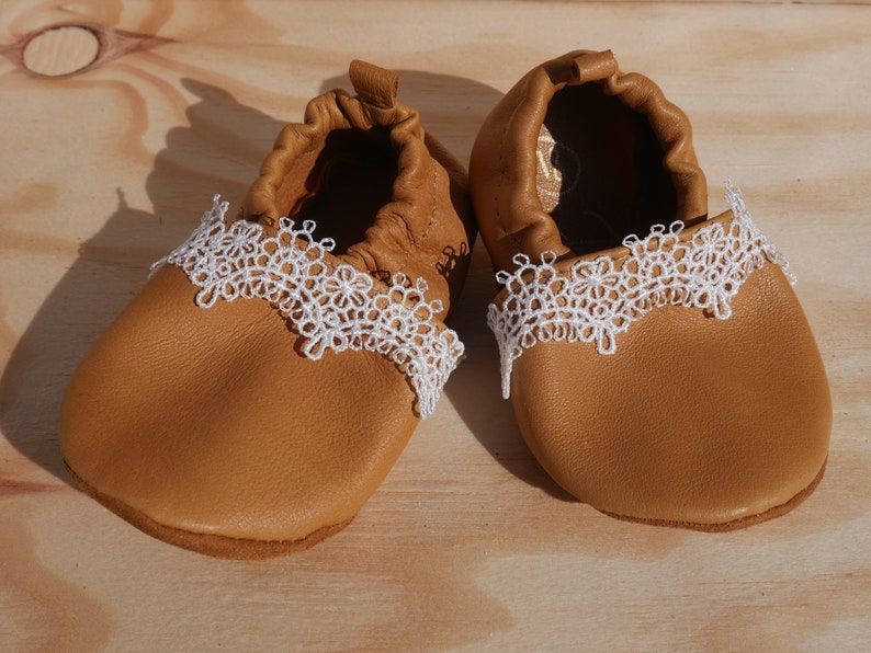 chaussons bébé cuir cérémonie baptême mariage dentelle fin souple léger fille blanc créatrice france image 6