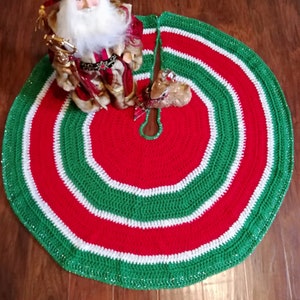 Red and green Christmas  tree skirt crochet, Traditional holiday decor, Round Xmas tree skirts handmade, Christmas decorations,