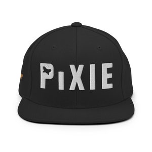 Puede incluir: Gorra de béisbol de ala plana negra y blanca con la palabra "PIXIE" bordada en blanco en la parte delantera. Un pequeño gráfico de mariposa está por encima de la palabra "PIXIE".