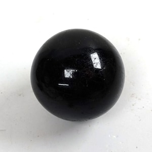 Bola de cristal pulida con turmalina negra