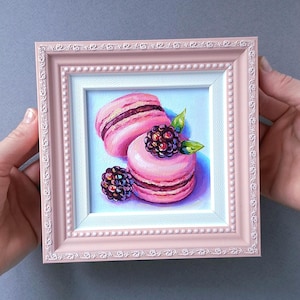 Cuadro de macarrones Arte pequeño enmarcado Cuadro al óleo original Comida sobre lienzo Arte de postres franceses Macarrones rosados Arte de cocina Naturaleza muerta con frutas