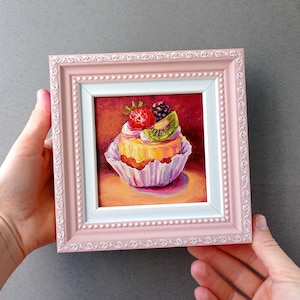 Cuadro de cupcakes Arte pequeño enmarcado Cuadro al óleo original Comida sobre lienzo Cupcake de crema rosa Postre de bodegón Decoración de pared de pastel de frutas