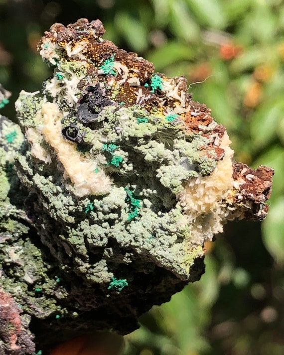 Malachite and Barite on Goethite