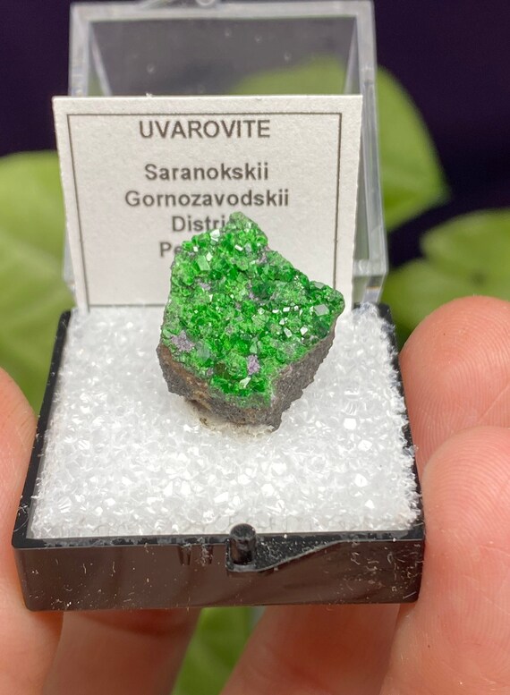 Vibrant Russia Uvarite Garnet Thumbnail
