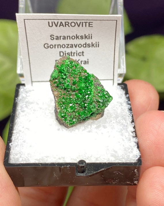 Vibrant Russia Uvarite Garnet Thumbnail