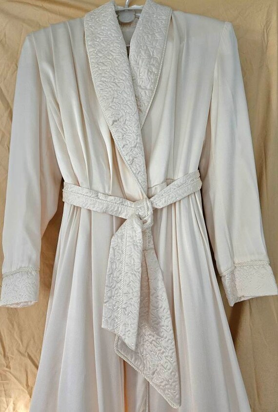 Silk robe. Dressing gown. Bridal lingerie. Gem