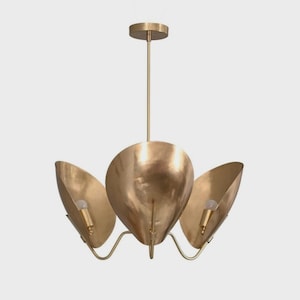 Lustre moderno estilo Stilnovo de meados do século XX, 3 abajures curvos, pendente em latão bruto, luminária Diabolo Sputnik