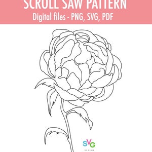 Pode incluir: Uma ilustração em preto e branco de uma única flor de peônia com caule e folhas. A imagem é rotulada como "SCROLL SAW PATTERN" e "Digital files - PNG, SVG, PDF".