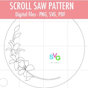 Puede incluir: Un patrón de sierra de calar en blanco y negro de un arreglo floral. El patrón tiene forma de círculo y presenta un diseño floral con hojas y pétalos. El texto "SVG by Rosie" está en la esquina inferior derecha de la imagen.