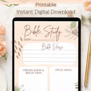 Op de afbeelding: Een digitale tablet toont een afdrukbaar Bijbelstudie werkblad. Het werkblad bevat secties voor Bijbelstudie, datum, vers, observatie, reflectie en toepassing. Het ontwerp heeft een rustige, boho-geïnspireerde esthetiek met bloemaccenten.
